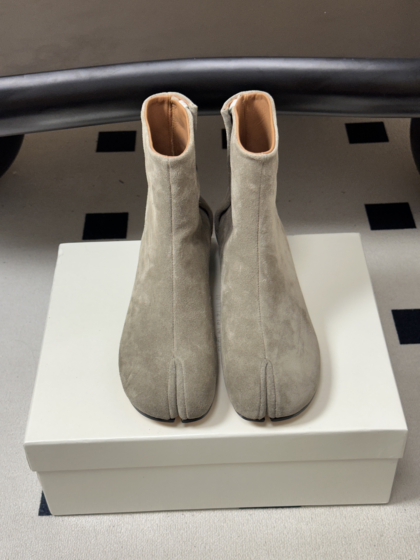 Maison Margiela MM6马吉拉 26ss秋冬新款经典分趾短靴高粗跟短靴 MM6这款分趾短靴设计非常的简约大 Maison Margiela MM6马吉拉 26ss秋冬新款经典分趾短靴高粗跟短靴 MM6这款分趾短靴设计非常的简约大