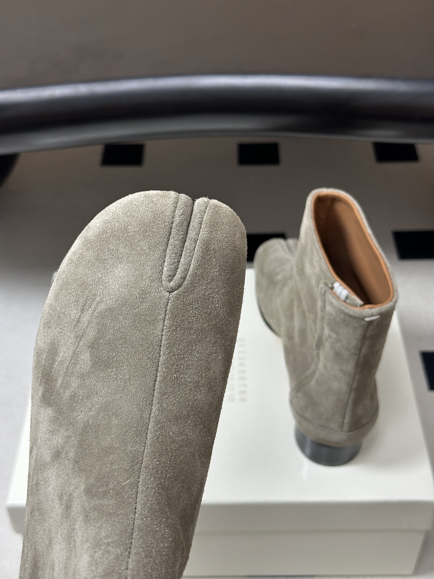 Maison Margiela MM6马吉拉 26ss秋冬新款经典分趾短靴高粗跟短靴 MM6这款分趾短靴设计非常的简约大 Maison Margiela MM6马吉拉 26ss秋冬新款经典分趾短靴高粗跟短靴 MM6这款分趾短靴设计非常的简约大