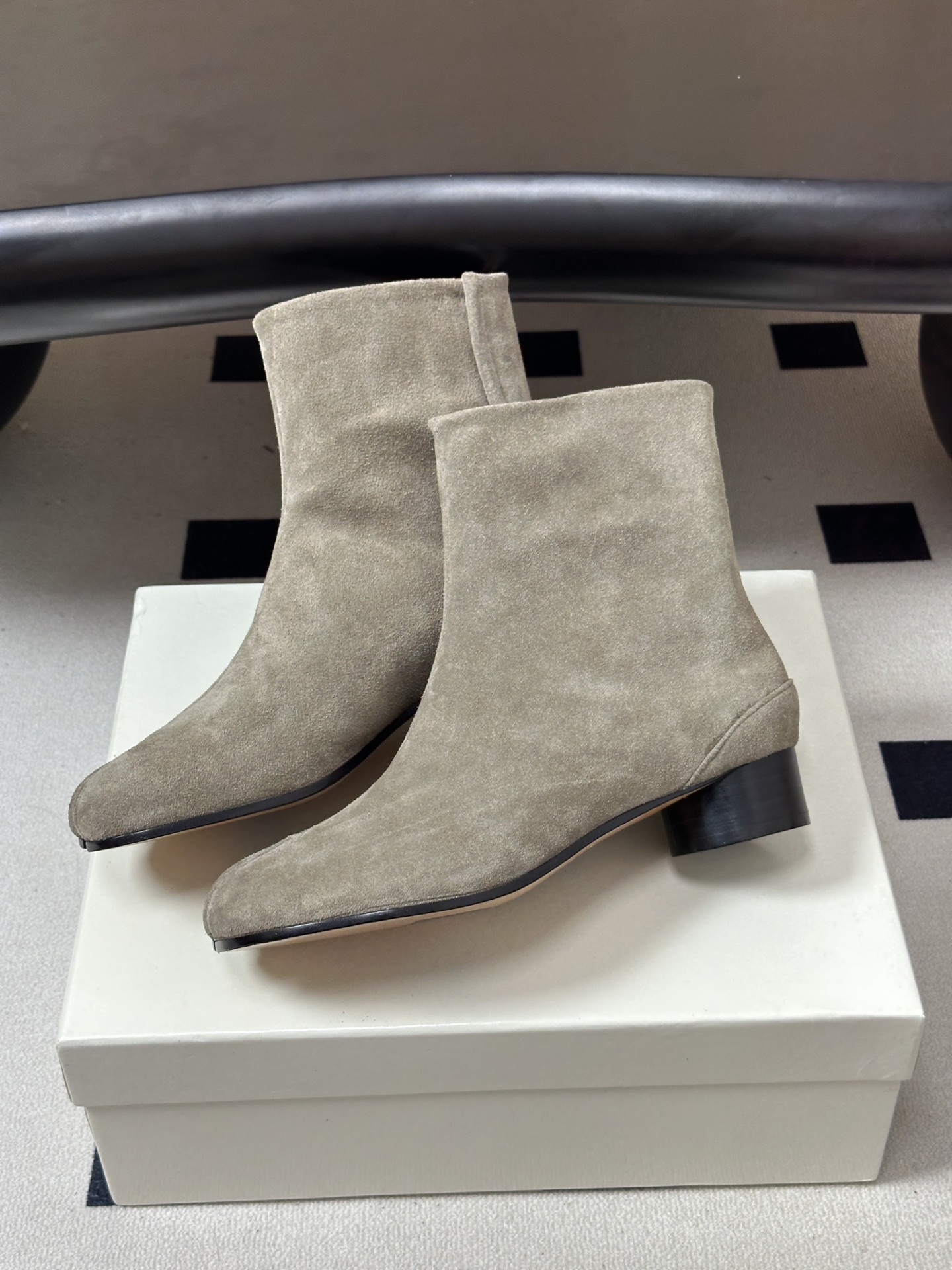 Maison Margiela MM6马吉拉 26ss秋冬新款经典分趾短靴高粗跟短靴 MM6这款分趾短靴设计非常的简约大 Maison Margiela MM6马吉拉 26ss秋冬新款经典分趾短靴高粗跟短靴 MM6这款分趾短靴设计非常的简约大
