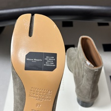 Maison Margiela MM6马吉拉 26ss秋冬新款经典分趾短靴高粗跟短靴 MM6这款分趾短靴设计非常的简约大 Maison Margiela MM6马吉拉 26ss秋冬新款经典分趾短靴高粗跟短靴 MM6这款分趾短靴设计非常的简约大