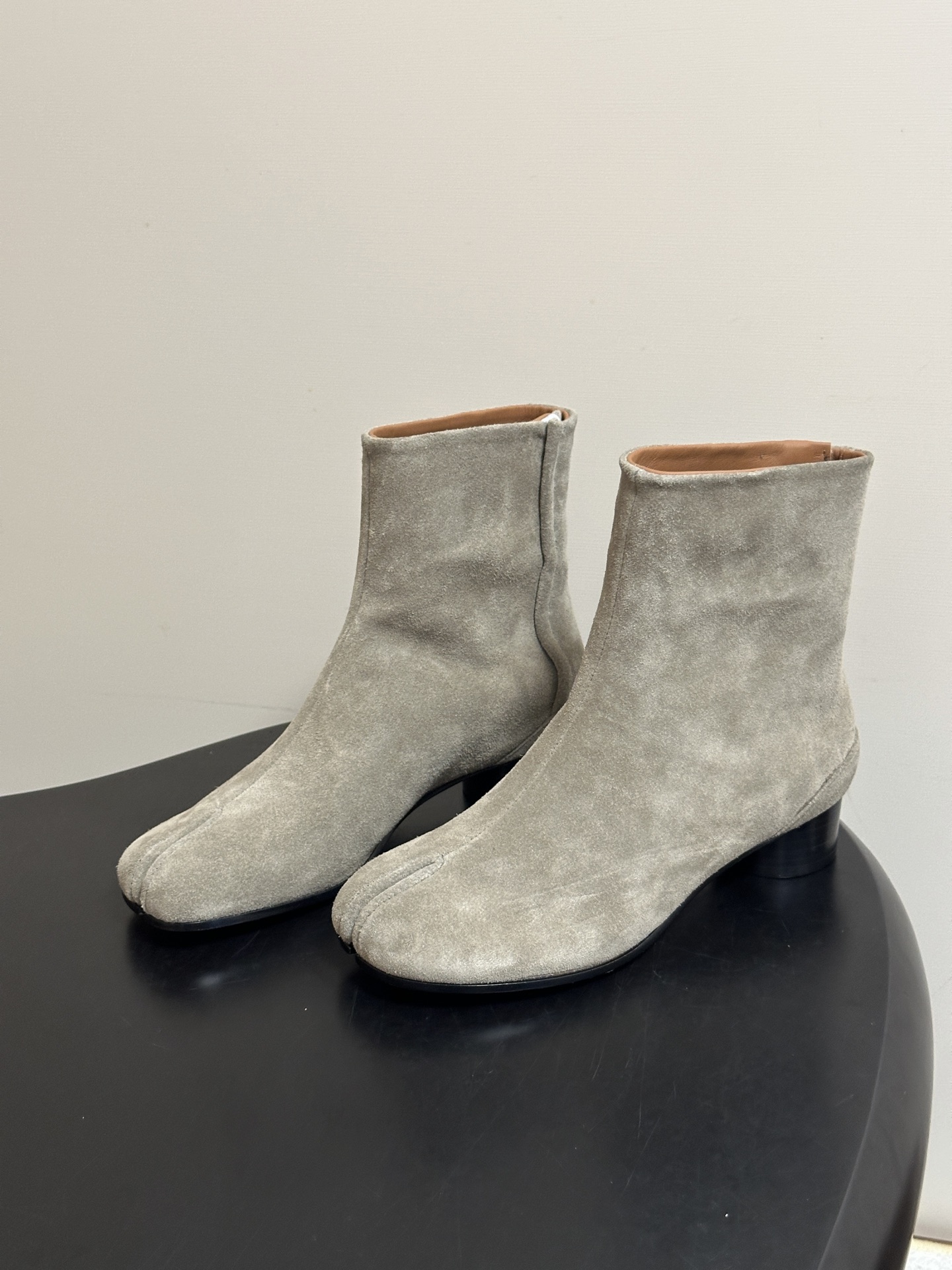 Maison Margiela MM6马吉拉 26ss秋冬新款经典分趾短靴高粗跟短靴 MM6这款分趾短靴设计非常的简约大 Maison Margiela MM6马吉拉 26ss秋冬新款经典分趾短靴高粗跟短靴 MM6这款分趾短靴设计非常的简约大