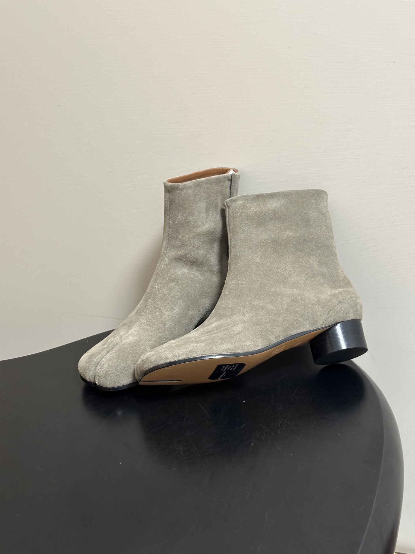 Maison Margiela MM6马吉拉 26ss秋冬新款经典分趾短靴高粗跟短靴 MM6这款分趾短靴设计非常的简约大 Maison Margiela MM6马吉拉 26ss秋冬新款经典分趾短靴高粗跟短靴 MM6这款分趾短靴设计非常的简约大