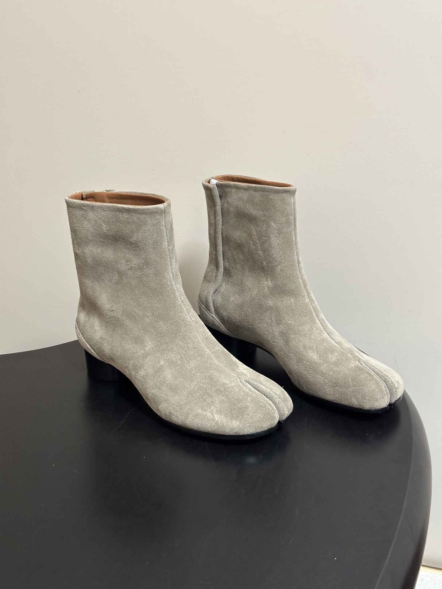 Maison Margiela MM6马吉拉 26ss秋冬新款经典分趾短靴高粗跟短靴 MM6这款分趾短靴设计非常的简约大