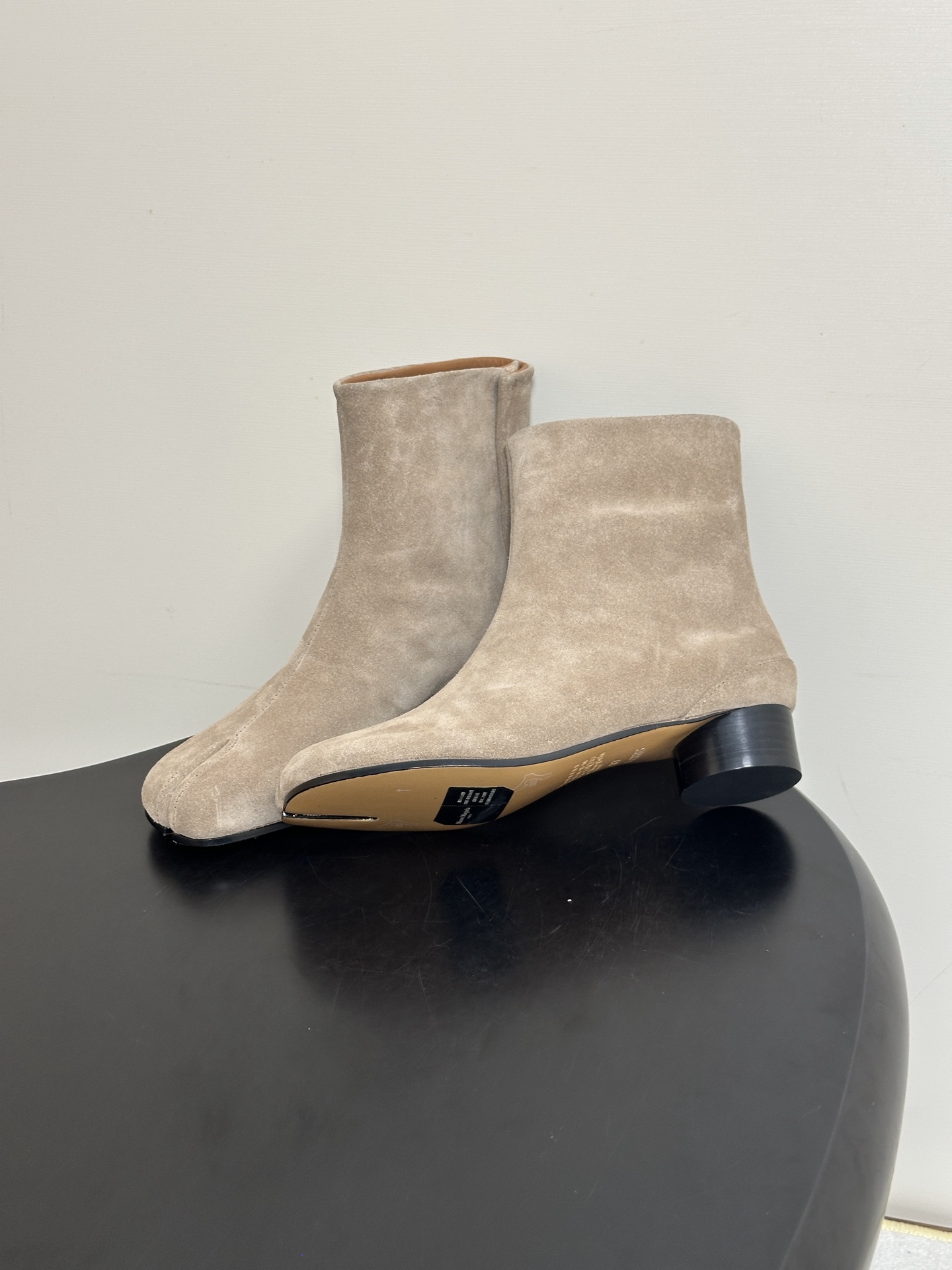 Maison Margiela MM6马吉拉 26ss秋冬新款经典分趾短靴高粗跟短靴 MM6这款分趾短靴设计非常的简约大 Maison Margiela MM6马吉拉 26ss秋冬新款经典分趾短靴高粗跟短靴 MM6这款分趾短靴设计非常的简约大