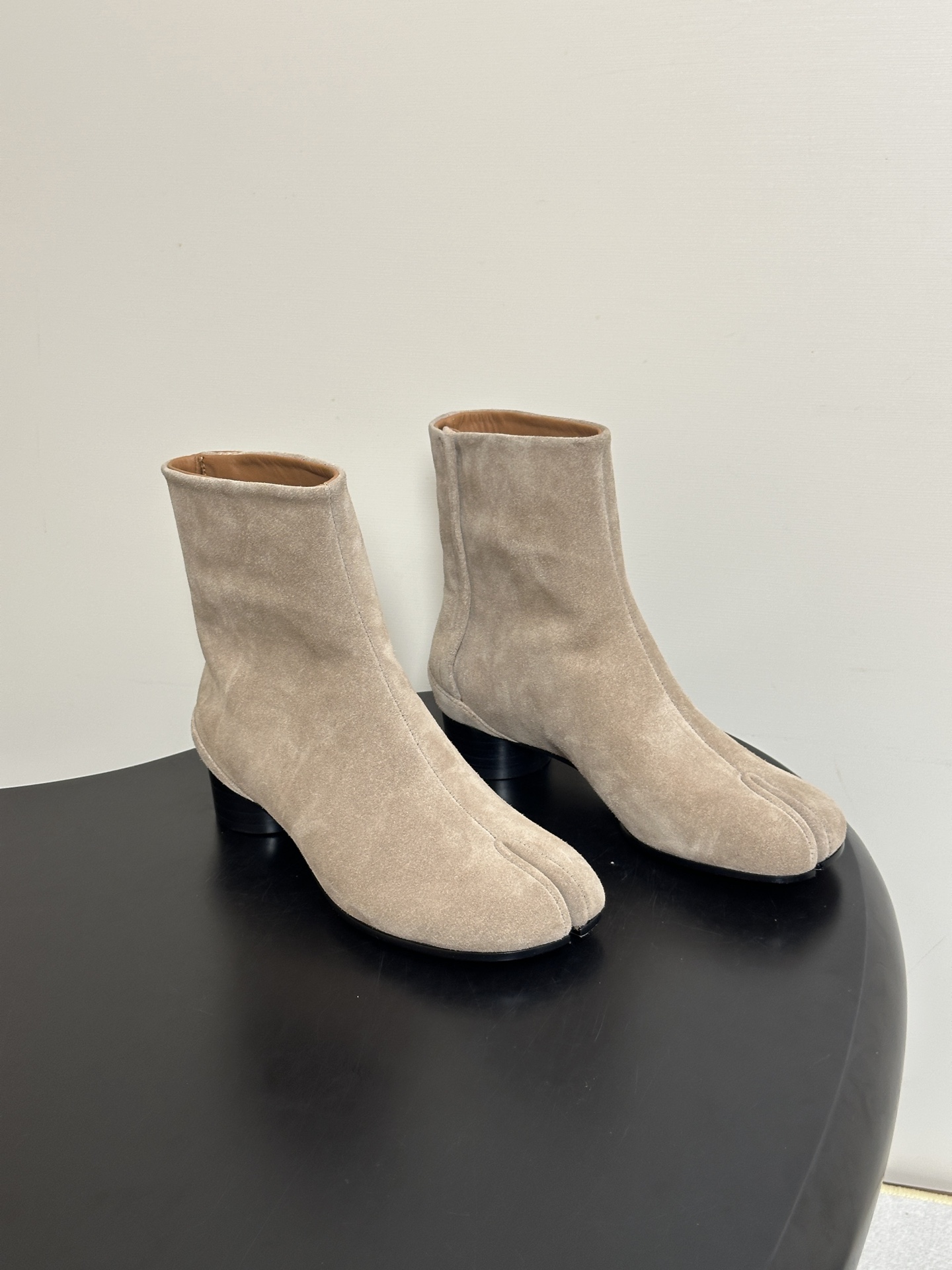 Maison Margiela MM6马吉拉 26ss秋冬新款经典分趾短靴高粗跟短靴 MM6这款分趾短靴设计非常的简约大