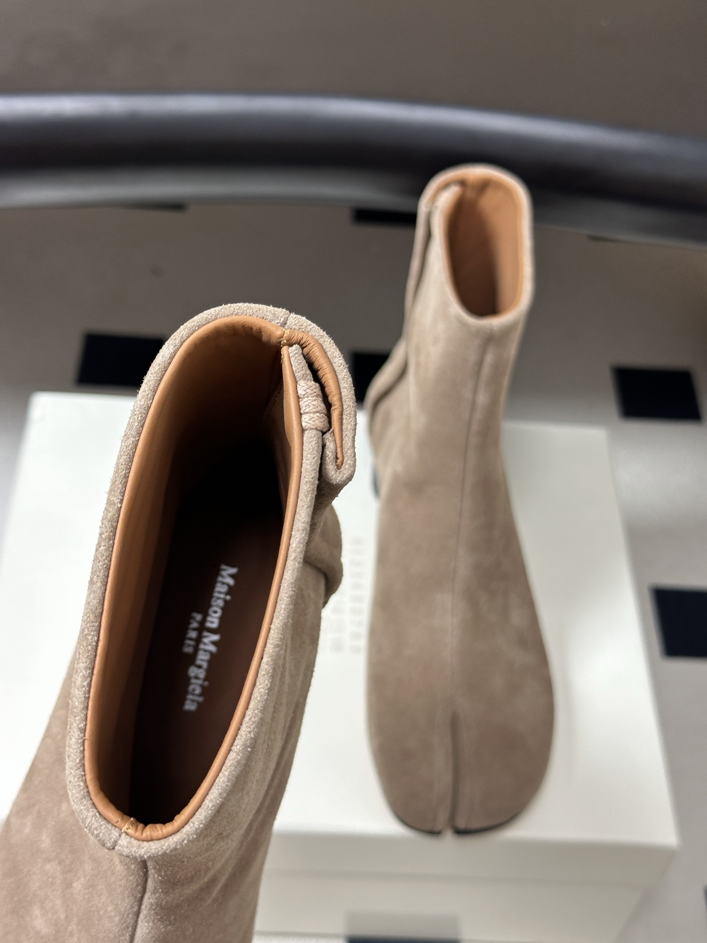 Maison Margiela MM6马吉拉 26ss秋冬新款经典分趾短靴高粗跟短靴 MM6这款分趾短靴设计非常的简约大 Maison Margiela MM6马吉拉 26ss秋冬新款经典分趾短靴高粗跟短靴 MM6这款分趾短靴设计非常的简约大