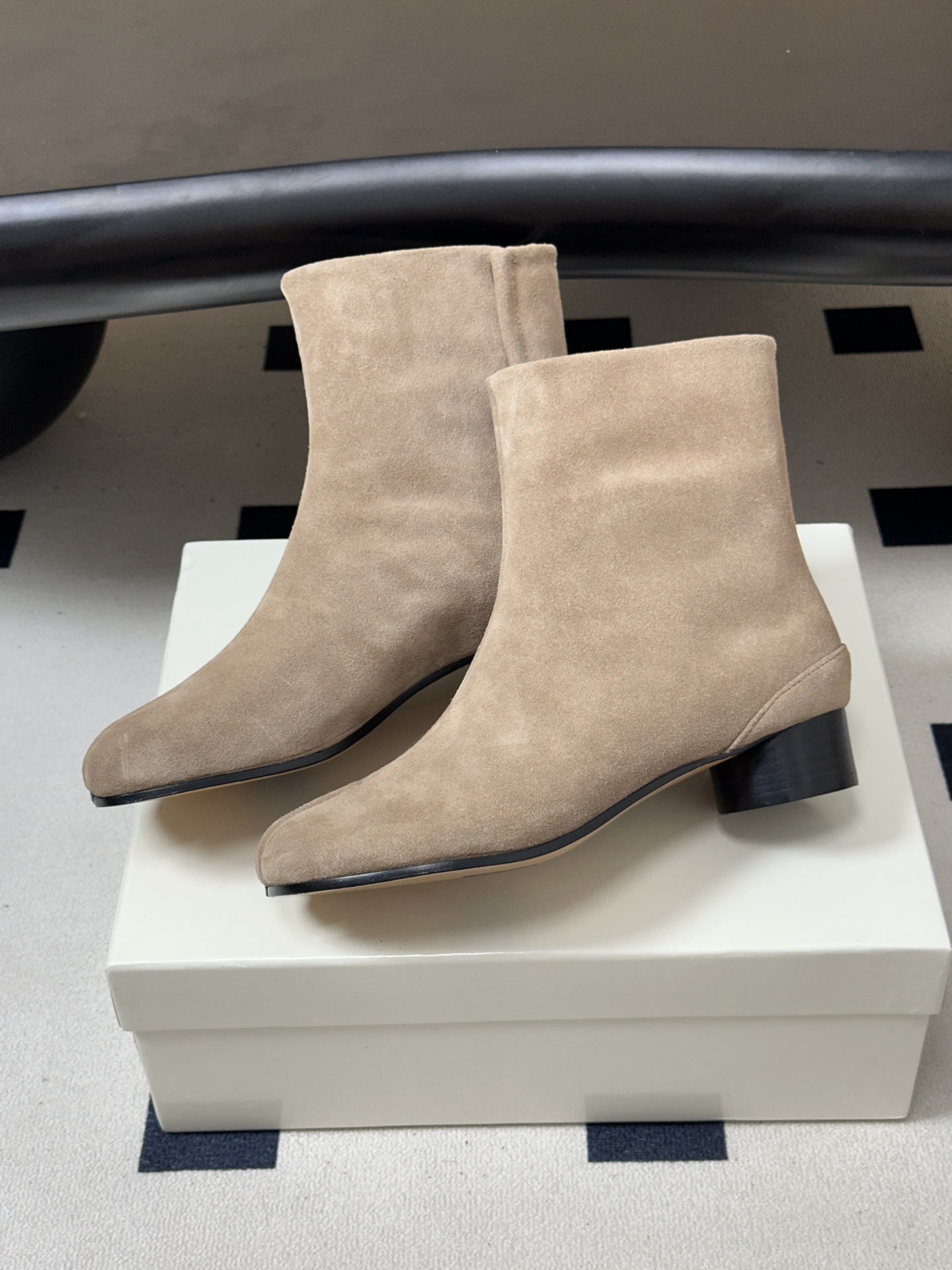 Maison Margiela MM6马吉拉 26ss秋冬新款经典分趾短靴高粗跟短靴 MM6这款分趾短靴设计非常的简约大 Maison Margiela MM6马吉拉 26ss秋冬新款经典分趾短靴高粗跟短靴 MM6这款分趾短靴设计非常的简约大