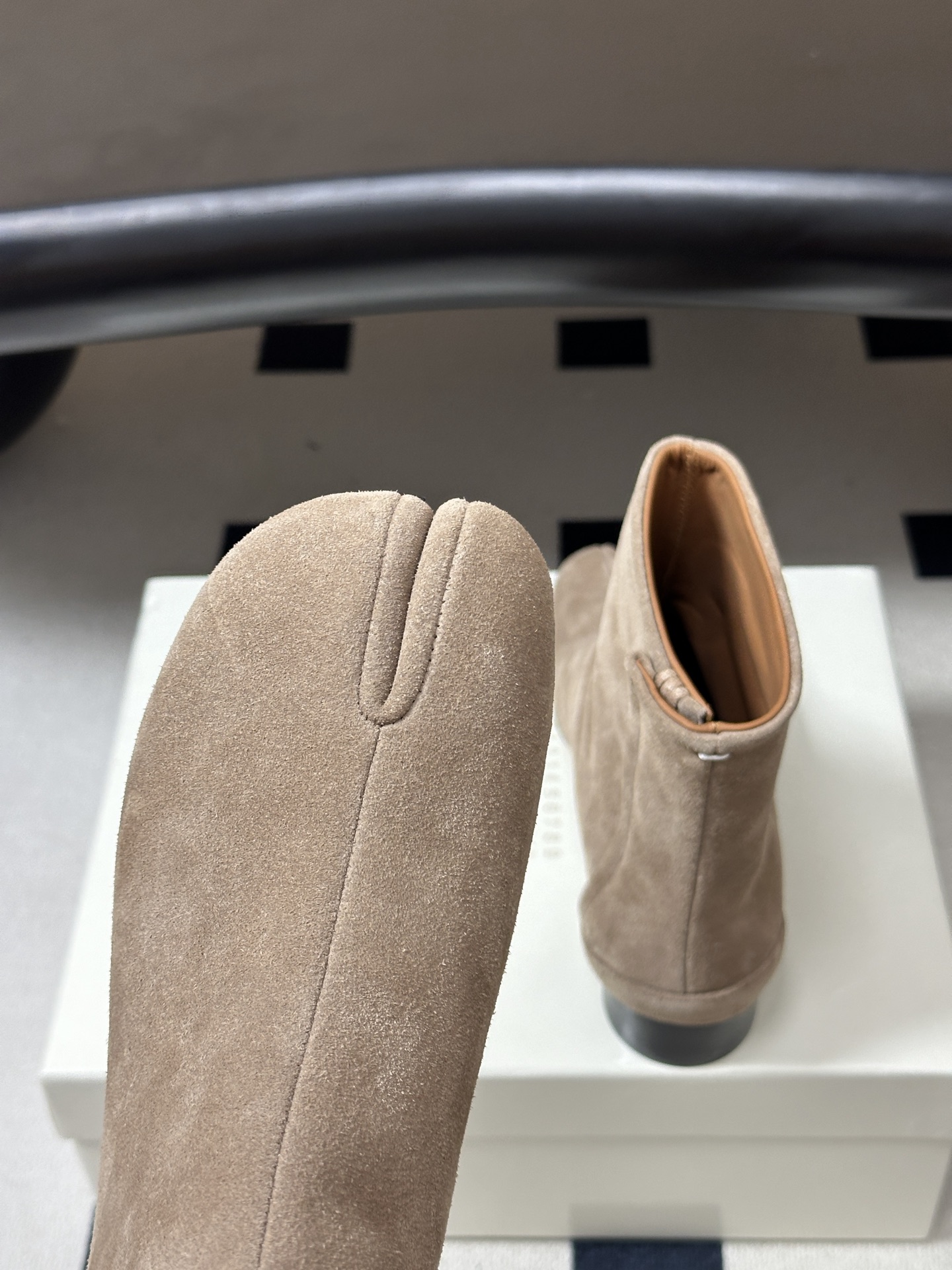 Maison Margiela MM6马吉拉 26ss秋冬新款经典分趾短靴高粗跟短靴 MM6这款分趾短靴设计非常的简约大 Maison Margiela MM6马吉拉 26ss秋冬新款经典分趾短靴高粗跟短靴 MM6这款分趾短靴设计非常的简约大
