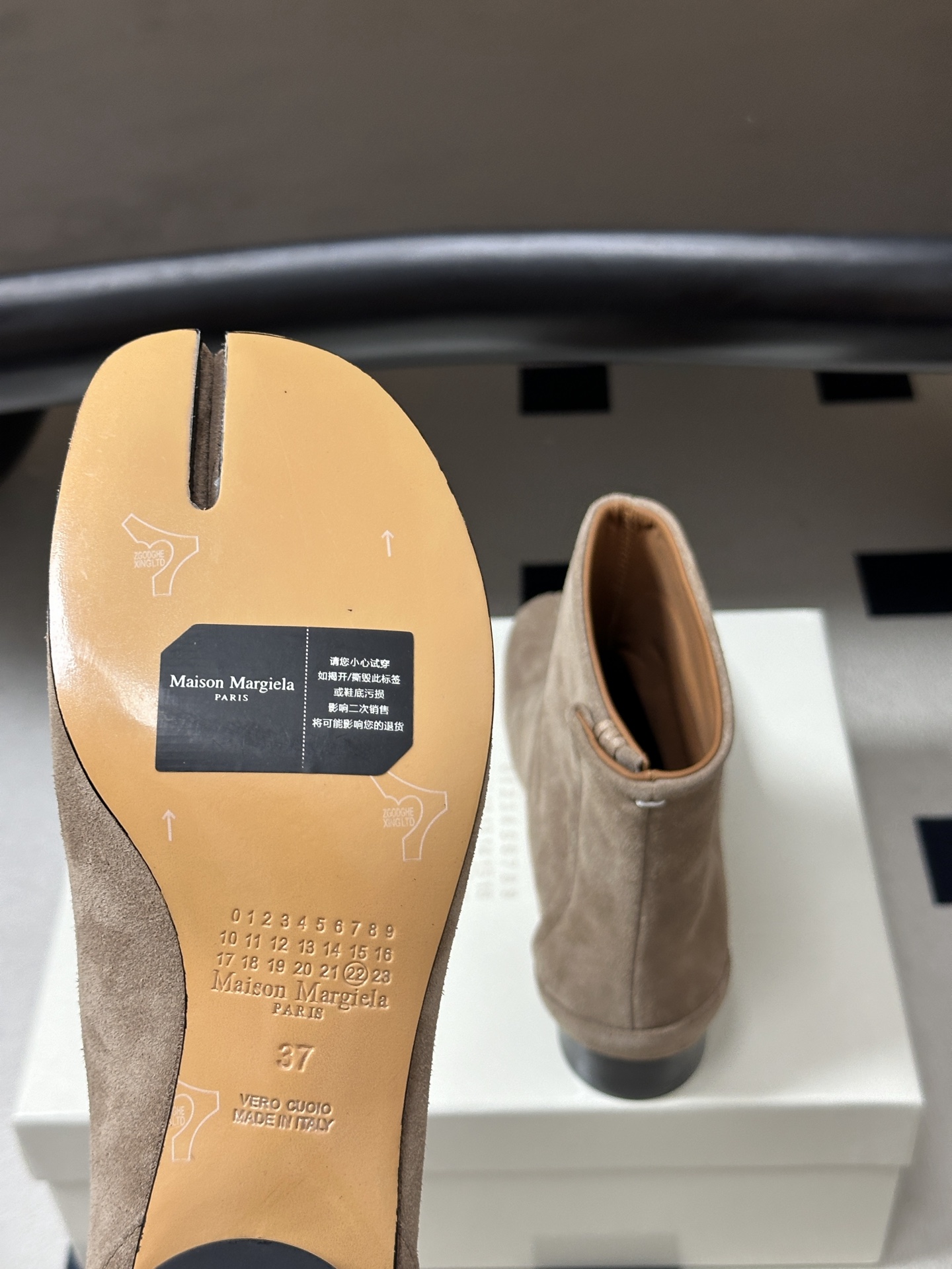 Maison Margiela MM6马吉拉 26ss秋冬新款经典分趾短靴高粗跟短靴 MM6这款分趾短靴设计非常的简约大 Maison Margiela MM6马吉拉 26ss秋冬新款经典分趾短靴高粗跟短靴 MM6这款分趾短靴设计非常的简约大