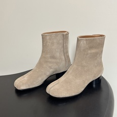 Maison Margiela MM6马吉拉 26ss秋冬新款经典分趾短靴高粗跟短靴 MM6这款分趾短靴设计非常的简约大 Maison Margiela MM6马吉拉 26ss秋冬新款经典分趾短靴高粗跟短靴 MM6这款分趾短靴设计非常的简约大