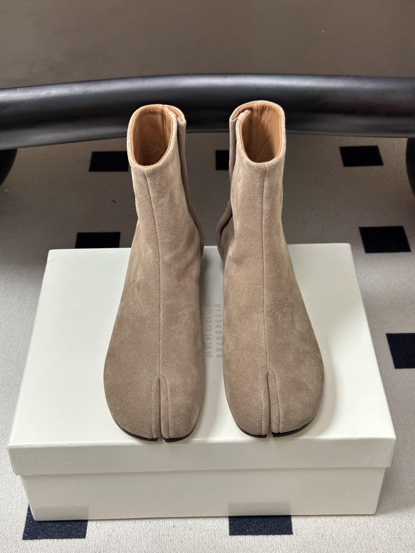 Maison Margiela MM6马吉拉 26ss秋冬新款经典分趾短靴高粗跟短靴 MM6这款分趾短靴设计非常的简约大 Maison Margiela MM6马吉拉 26ss秋冬新款经典分趾短靴高粗跟短靴 MM6这款分趾短靴设计非常的简约大