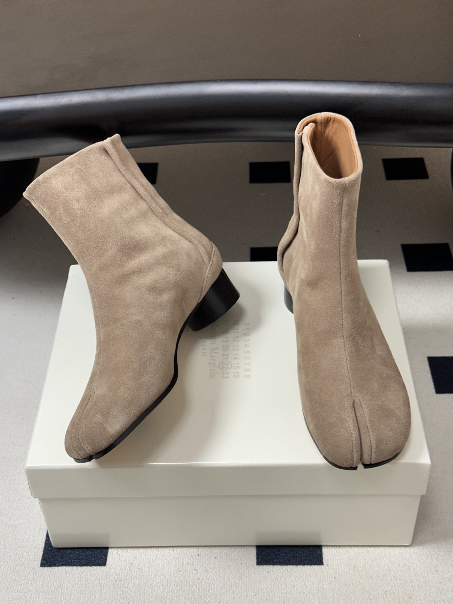 Maison Margiela MM6马吉拉 26ss秋冬新款经典分趾短靴高粗跟短靴 MM6这款分趾短靴设计非常的简约大 Maison Margiela MM6马吉拉 26ss秋冬新款经典分趾短靴高粗跟短靴 MM6这款分趾短靴设计非常的简约大