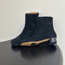 Maison Margiela MM6马吉拉 26ss秋冬新款经典分趾短靴高粗跟短靴 MM6这款分趾短靴设计非常的简约大 Maison Margiela MM6马吉拉 26ss秋冬新款经典分趾短靴高粗跟短靴 MM6这款分趾短靴设计非常的简约大