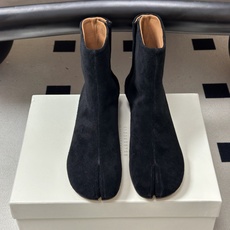 Maison Margiela MM6马吉拉 26ss秋冬新款经典分趾短靴高粗跟短靴 MM6这款分趾短靴设计非常的简约大 Maison Margiela MM6马吉拉 26ss秋冬新款经典分趾短靴高粗跟短靴 MM6这款分趾短靴设计非常的简约大