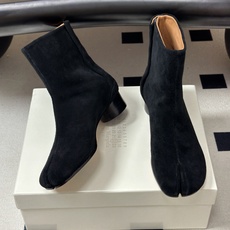 Maison Margiela MM6马吉拉 26ss秋冬新款经典分趾短靴高粗跟短靴 MM6这款分趾短靴设计非常的简约大 Maison Margiela MM6马吉拉 26ss秋冬新款经典分趾短靴高粗跟短靴 MM6这款分趾短靴设计非常的简约大