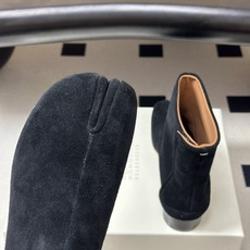 Maison Margiela MM6马吉拉 26ss秋冬新款经典分趾短靴高粗跟短靴 MM6这款分趾短靴设计非常的简约大 Maison Margiela MM6马吉拉 26ss秋冬新款经典分趾短靴高粗跟短靴 MM6这款分趾短靴设计非常的简约大