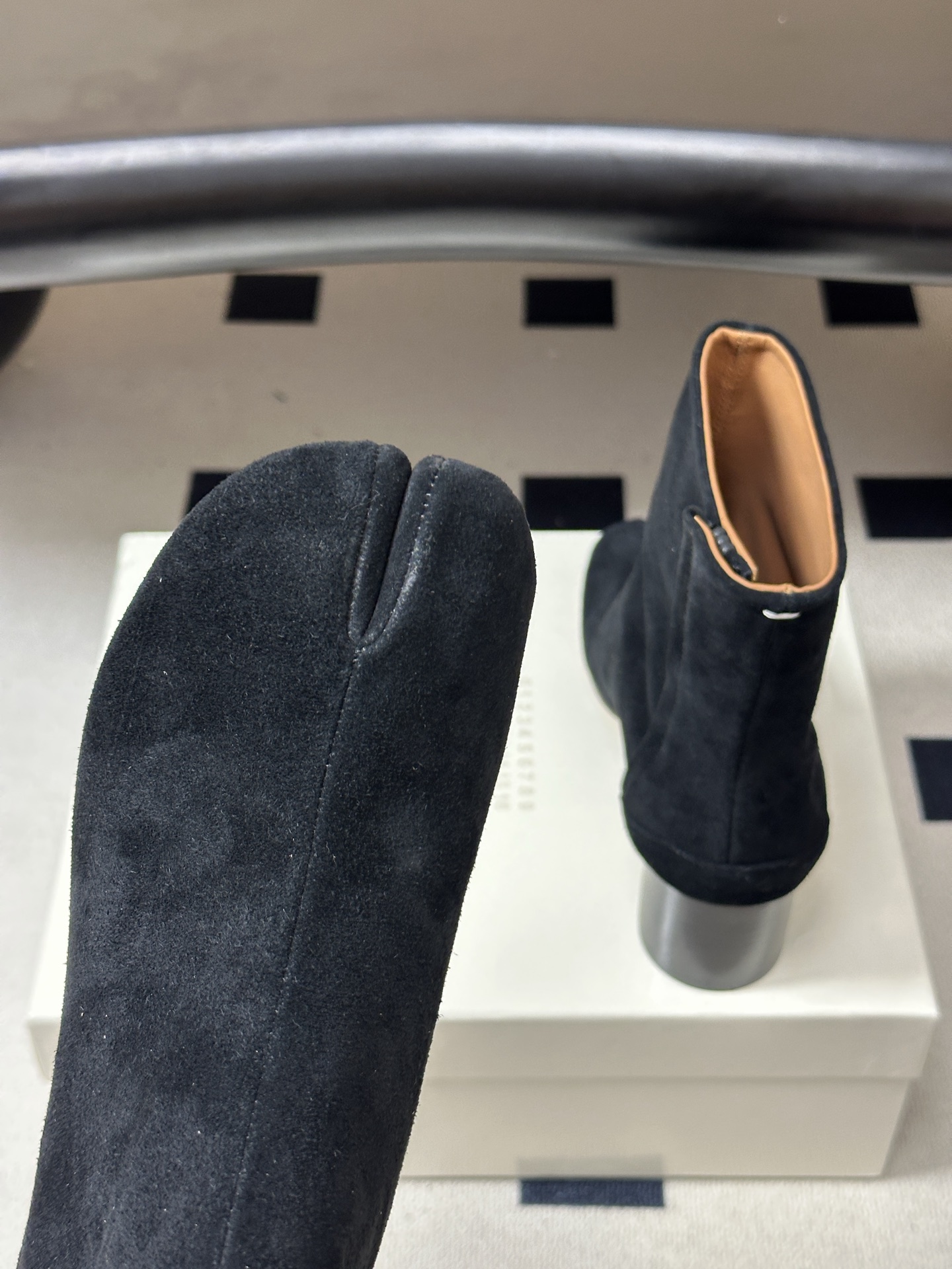 Maison Margiela MM6马吉拉 26ss秋冬新款经典分趾短靴高粗跟短靴 MM6这款分趾短靴设计非常的简约大 Maison Margiela MM6马吉拉 26ss秋冬新款经典分趾短靴高粗跟短靴 MM6这款分趾短靴设计非常的简约大