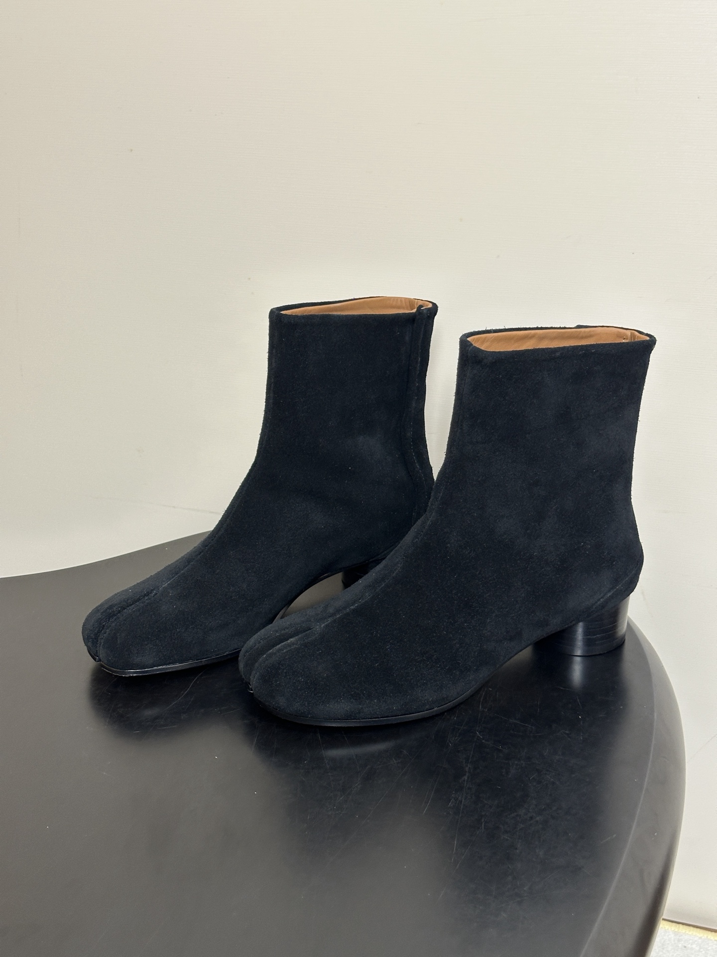 Maison Margiela MM6马吉拉 26ss秋冬新款经典分趾短靴高粗跟短靴 MM6这款分趾短靴设计非常的简约大 Maison Margiela MM6马吉拉 26ss秋冬新款经典分趾短靴高粗跟短靴 MM6这款分趾短靴设计非常的简约大