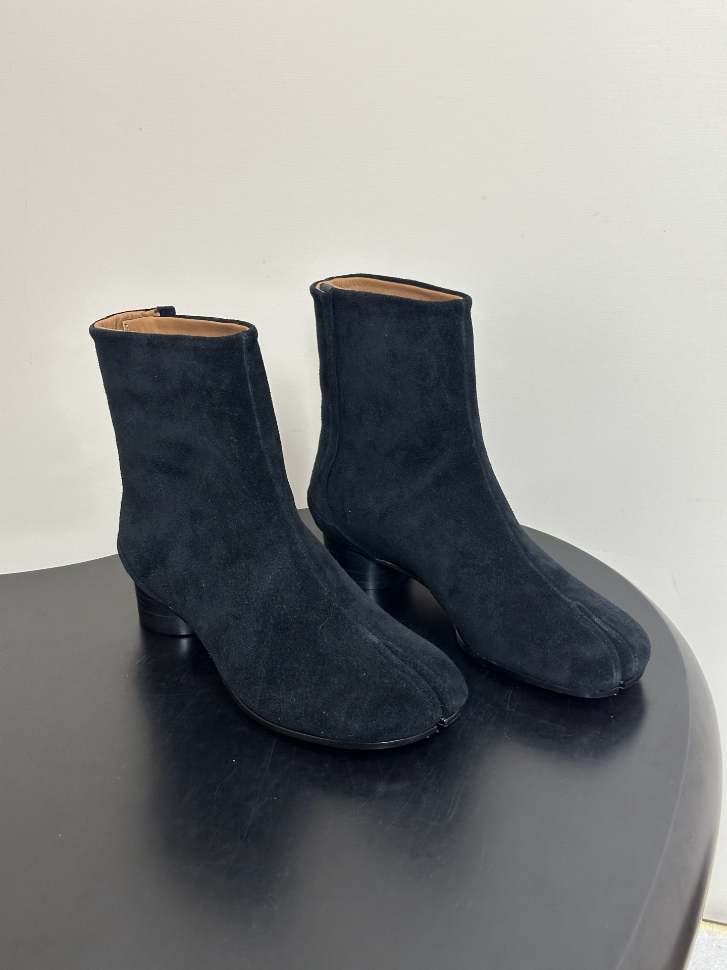 Maison Margiela MM6马吉拉 26ss秋冬新款经典分趾短靴高粗跟短靴 MM6这款分趾短靴设计非常的简约大