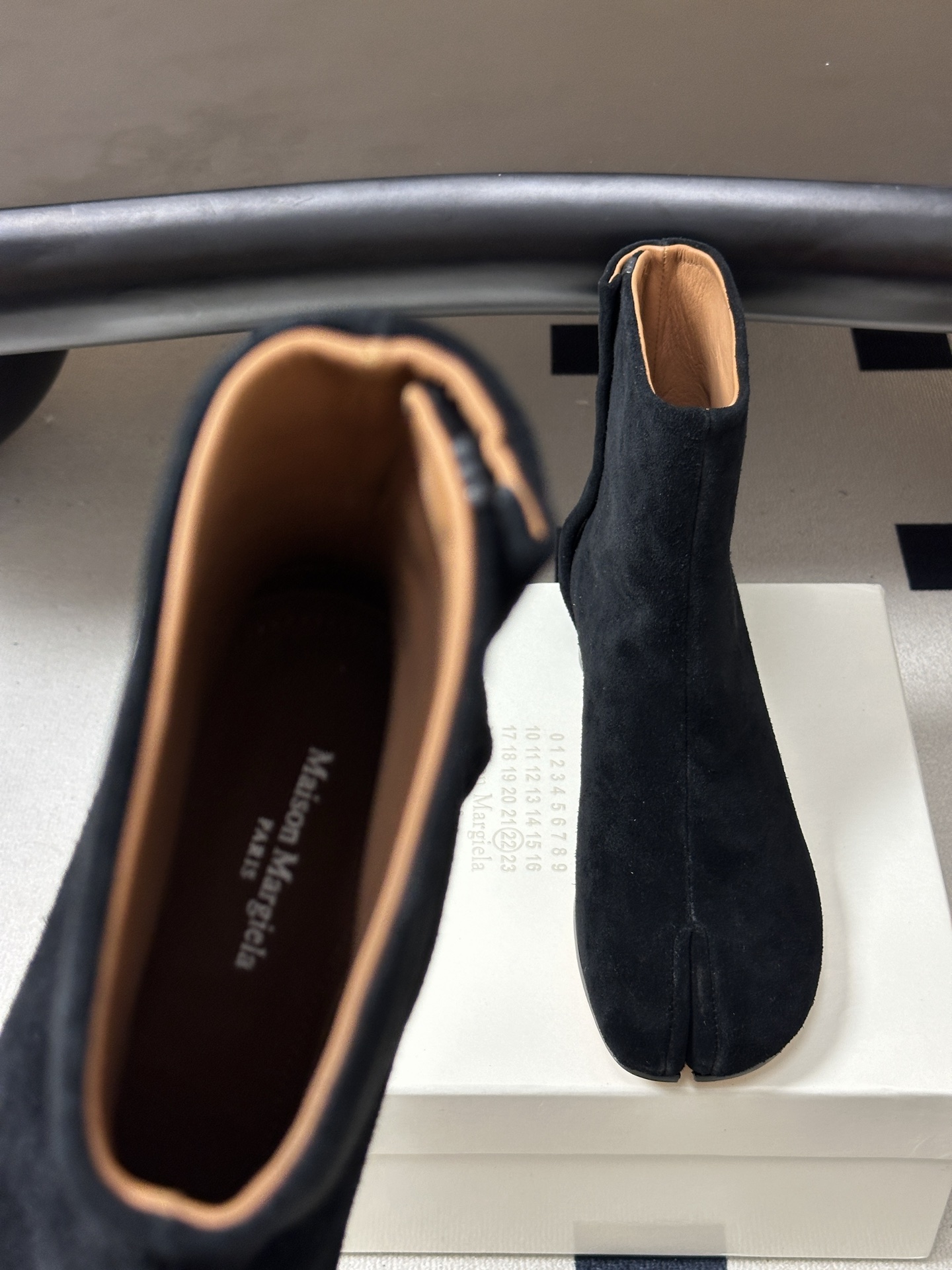 Maison Margiela MM6马吉拉 26ss秋冬新款经典分趾短靴高粗跟短靴 MM6这款分趾短靴设计非常的简约大 Maison Margiela MM6马吉拉 26ss秋冬新款经典分趾短靴高粗跟短靴 MM6这款分趾短靴设计非常的简约大