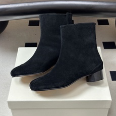Maison Margiela MM6马吉拉 26ss秋冬新款经典分趾短靴高粗跟短靴 MM6这款分趾短靴设计非常的简约大 Maison Margiela MM6马吉拉 26ss秋冬新款经典分趾短靴高粗跟短靴 MM6这款分趾短靴设计非常的简约大