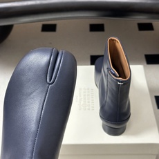 Maison Margiela MM6马吉拉 26ss秋冬新款经典分趾短靴高粗跟短靴 MM6这款分趾短靴设计非常的简约大 Maison Margiela MM6马吉拉 26ss秋冬新款经典分趾短靴高粗跟短靴 MM6这款分趾短靴设计非常的简约大