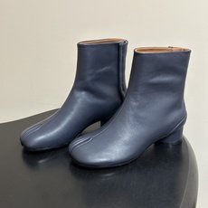 Maison Margiela MM6马吉拉 26ss秋冬新款经典分趾短靴高粗跟短靴 MM6这款分趾短靴设计非常的简约大 Maison Margiela MM6马吉拉 26ss秋冬新款经典分趾短靴高粗跟短靴 MM6这款分趾短靴设计非常的简约大