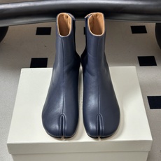 Maison Margiela MM6马吉拉 26ss秋冬新款经典分趾短靴高粗跟短靴 MM6这款分趾短靴设计非常的简约大 Maison Margiela MM6马吉拉 26ss秋冬新款经典分趾短靴高粗跟短靴 MM6这款分趾短靴设计非常的简约大