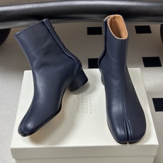 Maison Margiela MM6马吉拉 26ss秋冬新款经典分趾短靴高粗跟短靴 MM6这款分趾短靴设计非常的简约大 Maison Margiela MM6马吉拉 26ss秋冬新款经典分趾短靴高粗跟短靴 MM6这款分趾短靴设计非常的简约大