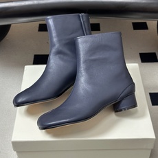 Maison Margiela MM6马吉拉 26ss秋冬新款经典分趾短靴高粗跟短靴 MM6这款分趾短靴设计非常的简约大 Maison Margiela MM6马吉拉 26ss秋冬新款经典分趾短靴高粗跟短靴 MM6这款分趾短靴设计非常的简约大