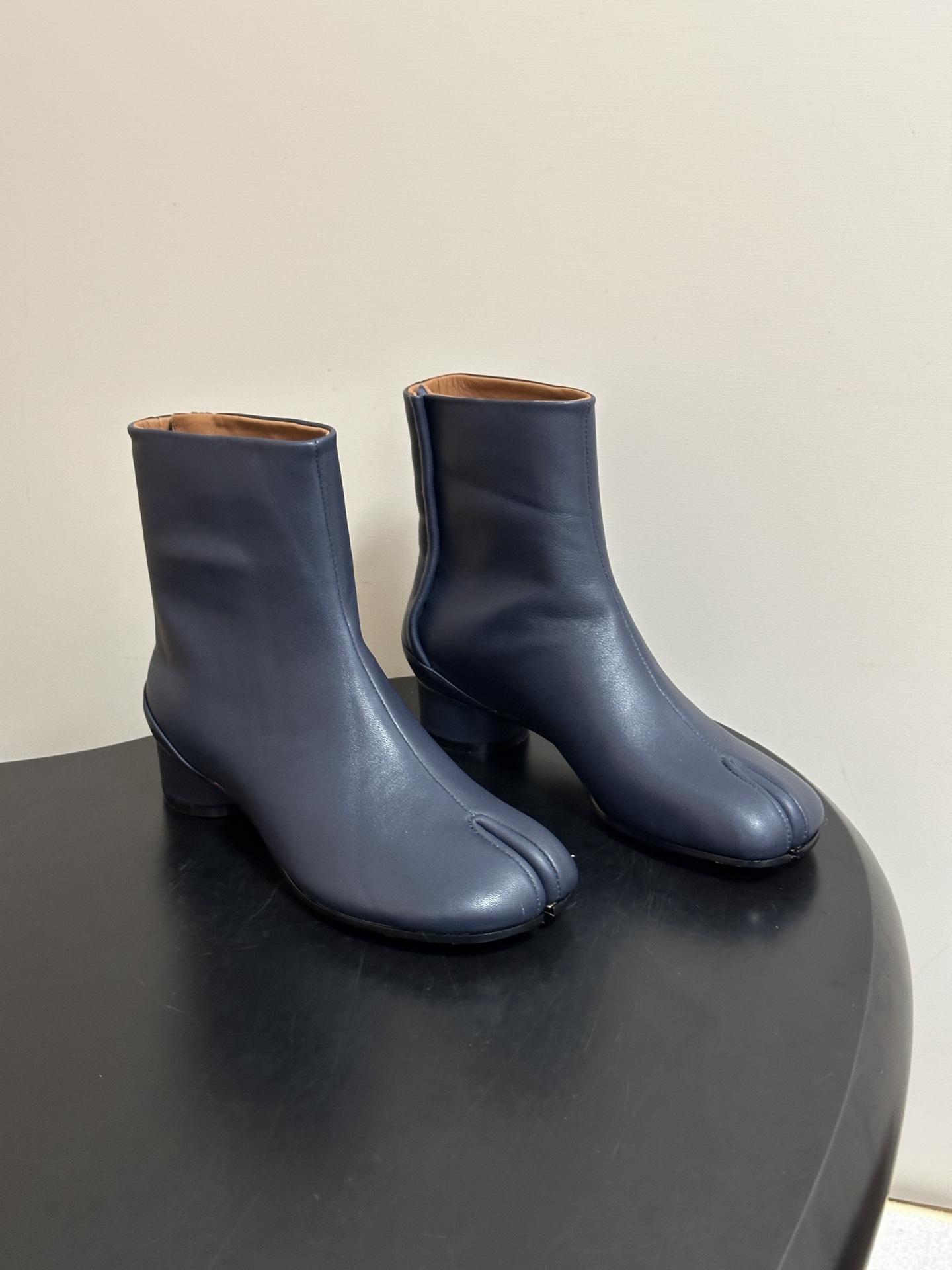 Maison Margiela MM6马吉拉 26ss秋冬新款经典分趾短靴高粗跟短靴 MM6这款分趾短靴设计非常的简约大