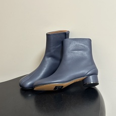 Maison Margiela MM6马吉拉 26ss秋冬新款经典分趾短靴高粗跟短靴 MM6这款分趾短靴设计非常的简约大 Maison Margiela MM6马吉拉 26ss秋冬新款经典分趾短靴高粗跟短靴 MM6这款分趾短靴设计非常的简约大