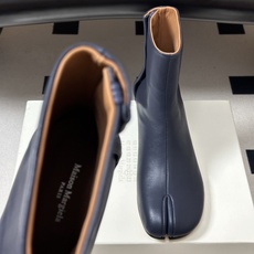 Maison Margiela MM6马吉拉 26ss秋冬新款经典分趾短靴高粗跟短靴 MM6这款分趾短靴设计非常的简约大 Maison Margiela MM6马吉拉 26ss秋冬新款经典分趾短靴高粗跟短靴 MM6这款分趾短靴设计非常的简约大