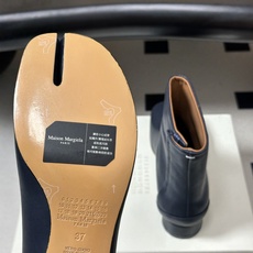 Maison Margiela MM6马吉拉 26ss秋冬新款经典分趾短靴高粗跟短靴 MM6这款分趾短靴设计非常的简约大 Maison Margiela MM6马吉拉 26ss秋冬新款经典分趾短靴高粗跟短靴 MM6这款分趾短靴设计非常的简约大