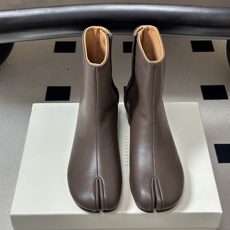 Maison Margiela MM6马吉拉 26ss秋冬新款经典分趾短靴高粗跟短靴 MM6这款分趾短靴设计非常的简约大 Maison Margiela MM6马吉拉 26ss秋冬新款经典分趾短靴高粗跟短靴 MM6这款分趾短靴设计非常的简约大