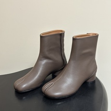 Maison Margiela MM6马吉拉 26ss秋冬新款经典分趾短靴高粗跟短靴 MM6这款分趾短靴设计非常的简约大 Maison Margiela MM6马吉拉 26ss秋冬新款经典分趾短靴高粗跟短靴 MM6这款分趾短靴设计非常的简约大