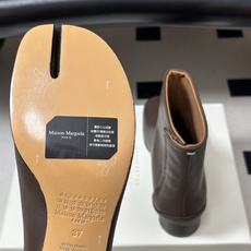 Maison Margiela MM6马吉拉 26ss秋冬新款经典分趾短靴高粗跟短靴 MM6这款分趾短靴设计非常的简约大 Maison Margiela MM6马吉拉 26ss秋冬新款经典分趾短靴高粗跟短靴 MM6这款分趾短靴设计非常的简约大