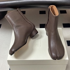 Maison Margiela MM6马吉拉 26ss秋冬新款经典分趾短靴高粗跟短靴 MM6这款分趾短靴设计非常的简约大 Maison Margiela MM6马吉拉 26ss秋冬新款经典分趾短靴高粗跟短靴 MM6这款分趾短靴设计非常的简约大