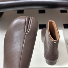 Maison Margiela MM6马吉拉 26ss秋冬新款经典分趾短靴高粗跟短靴 MM6这款分趾短靴设计非常的简约大 Maison Margiela MM6马吉拉 26ss秋冬新款经典分趾短靴高粗跟短靴 MM6这款分趾短靴设计非常的简约大