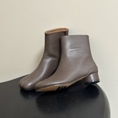 Maison Margiela MM6马吉拉 26ss秋冬新款经典分趾短靴高粗跟短靴 MM6这款分趾短靴设计非常的简约大 Maison Margiela MM6马吉拉 26ss秋冬新款经典分趾短靴高粗跟短靴 MM6这款分趾短靴设计非常的简约大