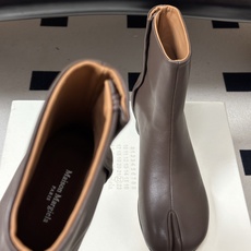 Maison Margiela MM6马吉拉 26ss秋冬新款经典分趾短靴高粗跟短靴 MM6这款分趾短靴设计非常的简约大 Maison Margiela MM6马吉拉 26ss秋冬新款经典分趾短靴高粗跟短靴 MM6这款分趾短靴设计非常的简约大