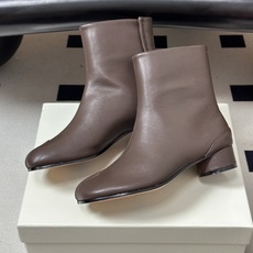 Maison Margiela MM6马吉拉 26ss秋冬新款经典分趾短靴高粗跟短靴 MM6这款分趾短靴设计非常的简约大 Maison Margiela MM6马吉拉 26ss秋冬新款经典分趾短靴高粗跟短靴 MM6这款分趾短靴设计非常的简约大