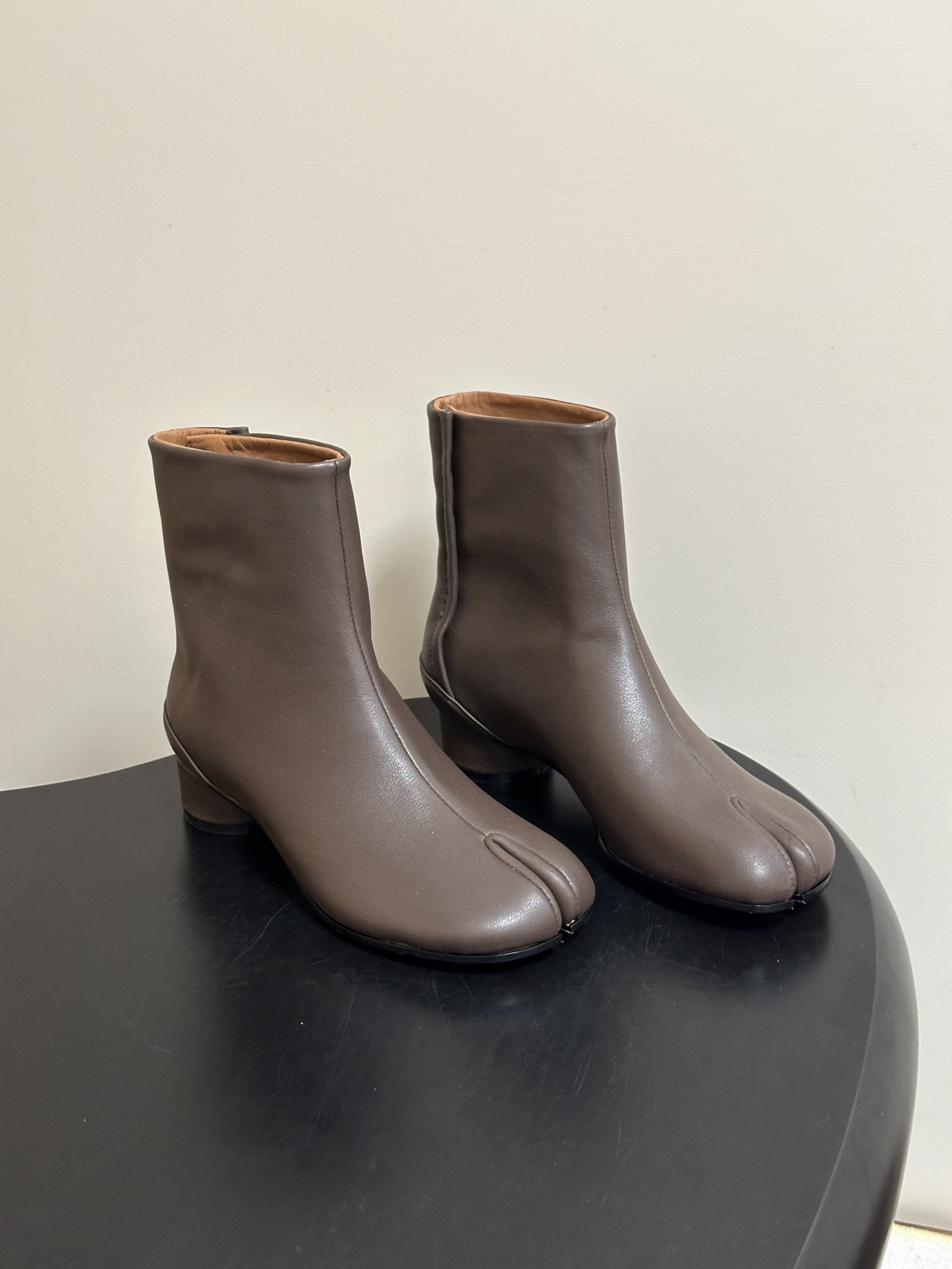 Maison Margiela MM6马吉拉 26ss秋冬新款经典分趾短靴高粗跟短靴 MM6这款分趾短靴设计非常的简约大
