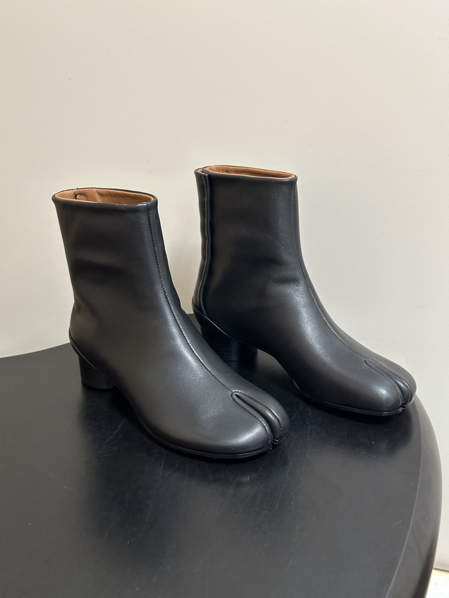 Maison Margiela MM6马吉拉 26ss秋冬新款经典分趾短靴高粗跟短靴 MM6这款分趾短靴设计非常的简约大