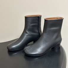 Maison Margiela MM6马吉拉 26ss秋冬新款经典分趾短靴高粗跟短靴 MM6这款分趾短靴设计非常的简约大 Maison Margiela MM6马吉拉 26ss秋冬新款经典分趾短靴高粗跟短靴 MM6这款分趾短靴设计非常的简约大
