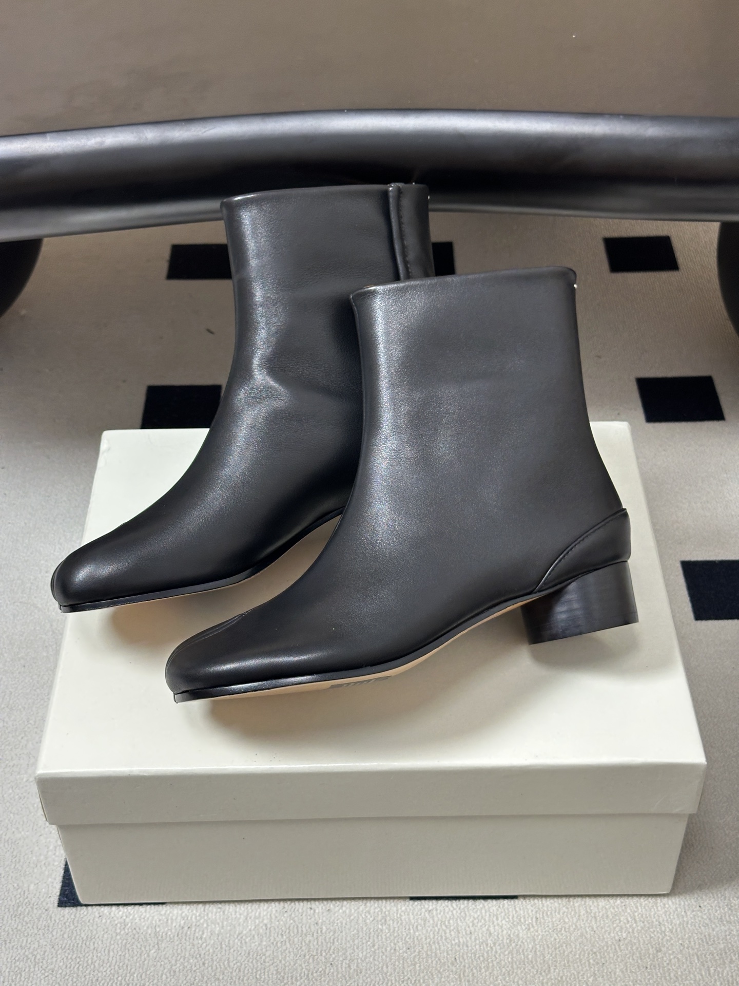 Maison Margiela MM6马吉拉 26ss秋冬新款经典分趾短靴高粗跟短靴 MM6这款分趾短靴设计非常的简约大 Maison Margiela MM6马吉拉 26ss秋冬新款经典分趾短靴高粗跟短靴 MM6这款分趾短靴设计非常的简约大