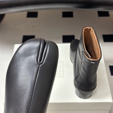 Maison Margiela MM6马吉拉 26ss秋冬新款经典分趾短靴高粗跟短靴 MM6这款分趾短靴设计非常的简约大 Maison Margiela MM6马吉拉 26ss秋冬新款经典分趾短靴高粗跟短靴 MM6这款分趾短靴设计非常的简约大