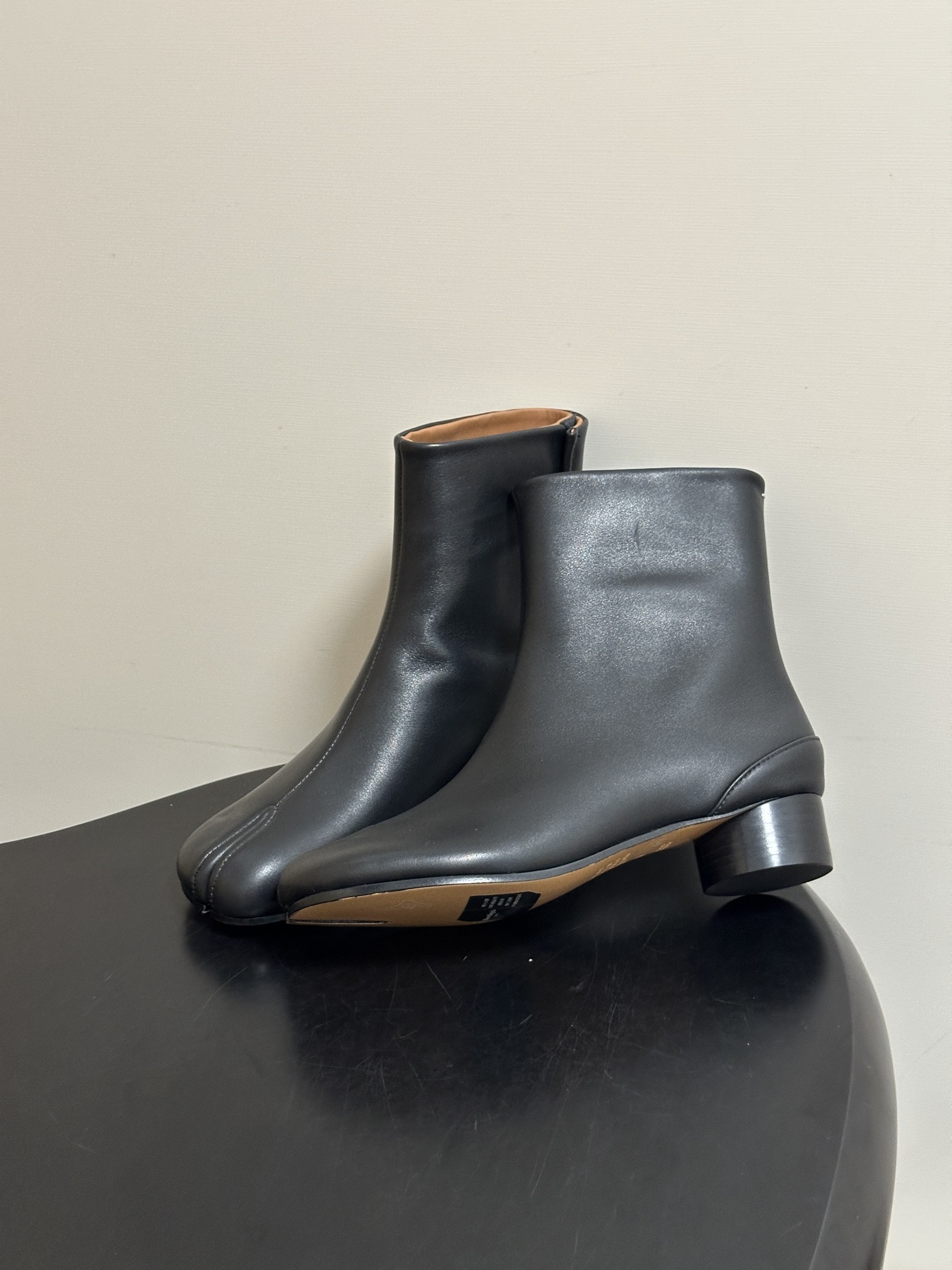 Maison Margiela MM6马吉拉 26ss秋冬新款经典分趾短靴高粗跟短靴 MM6这款分趾短靴设计非常的简约大 Maison Margiela MM6马吉拉 26ss秋冬新款经典分趾短靴高粗跟短靴 MM6这款分趾短靴设计非常的简约大