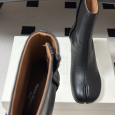 Maison Margiela MM6马吉拉 26ss秋冬新款经典分趾短靴高粗跟短靴 MM6这款分趾短靴设计非常的简约大 Maison Margiela MM6马吉拉 26ss秋冬新款经典分趾短靴高粗跟短靴 MM6这款分趾短靴设计非常的简约大