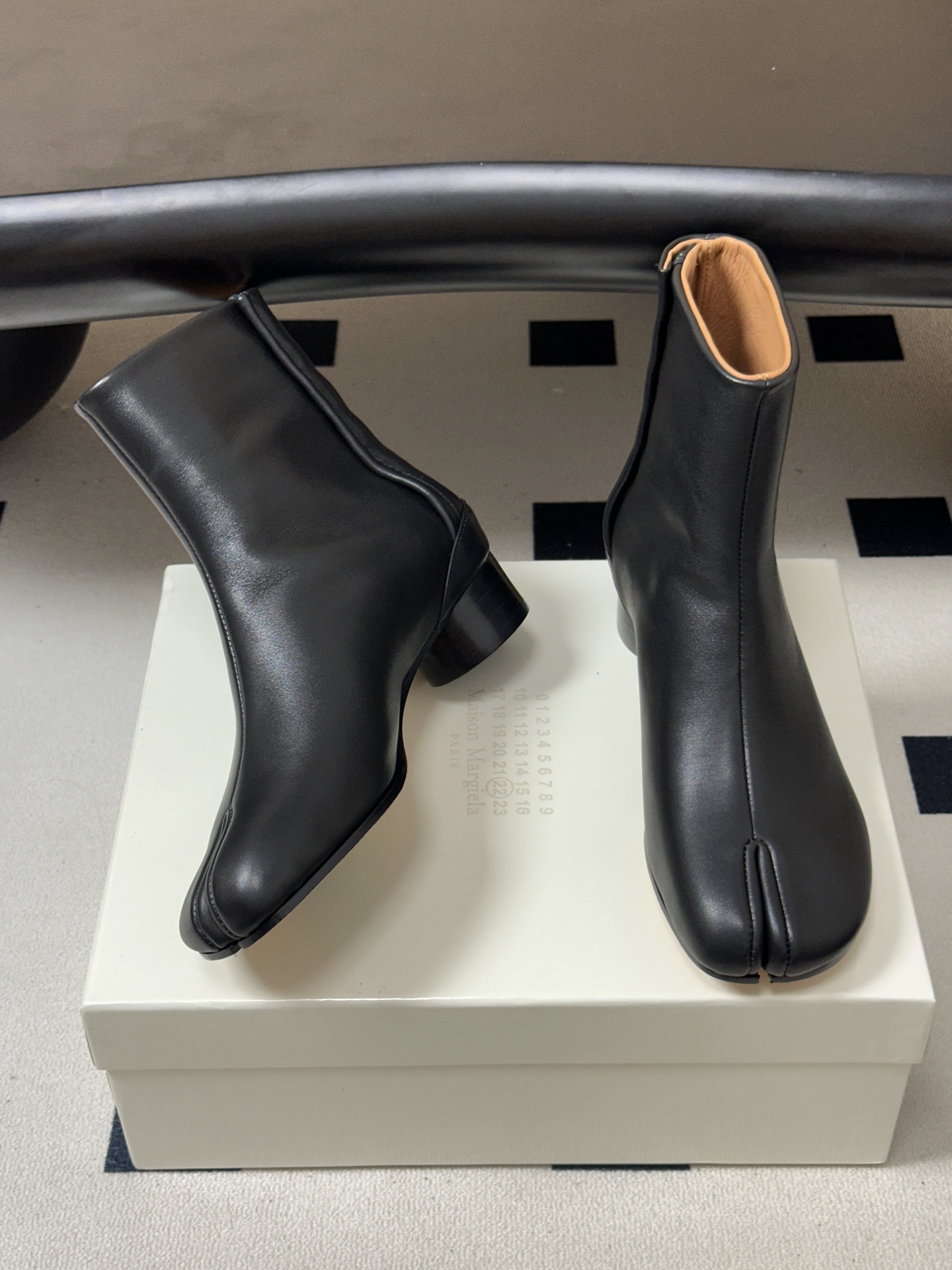 Maison Margiela MM6马吉拉 26ss秋冬新款经典分趾短靴高粗跟短靴 MM6这款分趾短靴设计非常的简约大 Maison Margiela MM6马吉拉 26ss秋冬新款经典分趾短靴高粗跟短靴 MM6这款分趾短靴设计非常的简约大